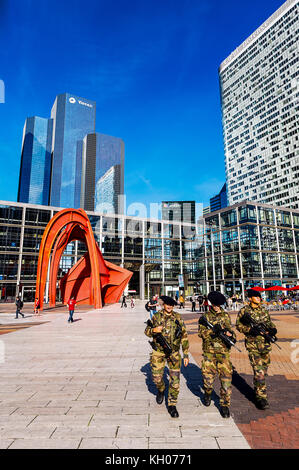 FRANCE. HAUTS DE SEINE (92), PUTEAUX, LA DEFENSE. VIGIPIRATE PLAN, MILITARY Stock Photo