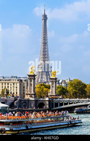 FRANCE. PARIS (75), 7TH ARR, EIFFEL TOWER AND BOAT ON THE RIVER SEINE Stock Photo