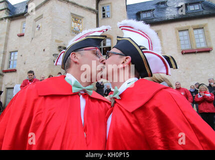 Blankenburg, Germany. 11th Nov, 2017. The gay princely couple Roland I. (L, Roland Vogeley) and Marco I. (Marco Foitzik-Vogeley) kissing at the Marktplatz in the city of Blankenburg, Germany, 11 November 2017. The two men are the first princely couple to have tied the knot ahead of the start of the carnival season after the legalisation of gay marriage in Germany. Credit: Matthias Bein/dpa-Zentralbild/dpa/Alamy Live News Stock Photo