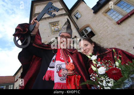 Blankenburg, Germany. 11th Nov, 2017. The princely couple Franziska I. and Sebastian I holding an over-sized key in front of City Hall during celebrations marking the start of the carnival season in Blankenburg, Germany, 11 November 2017. Credit: Matthias Bein/dpa-Zentralbild/dpa/Alamy Live News Stock Photo