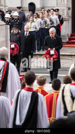 London, 12th November 2017 The Speaker of the House of Commons, John Bercow, presents his wrieth atThe national  Service of Remembrance at the Cenotaph, Whitehall, London. Credit: Ian Davidson/Alamy Live News Stock Photo