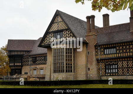 Potsdam, Germany. 10th Nov, 2017. Restoration work on the rooftop and exterior facade of the Cecilienhof Castle mostly finished in Potsdam, Germany, 10 November 2017. The Castle's guest apartment was once again opened for visitors as part of the restoration works. Credit: Bernd Settnik/dpa-Zentralbild/dpa/Alamy Live News Stock Photo