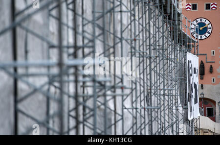 Regensburg, Germany. 13th Nov, 2017. The Stone Bridge partially surrounded by a scaffolding in Regensburg, Germany, 13 November 2017. The Stone Bridge is currently under reparations. Credit: Sven Hoppe/dpa/Alamy Live News Stock Photo