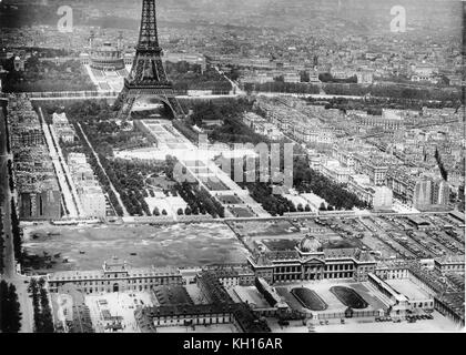 Aerial photo of the Trocadero (left rear) in the Champ de Mars, the Eiffel Tower (center) and Hotel des Invalides in the foreground as taken from a US Army Air Corps aircraft, Paris, France, 1927. Stock Photo