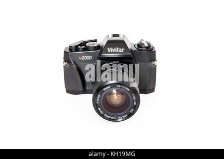 Vivitar V2000 SLR 35mm roll film camera, 28-70mm zoom lens, 1980s, isolated against a white background Stock Photo