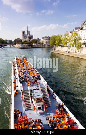 FRANCE. PARIS (75), 7TH ARR, NOTRE DAME CATHEDRAL AND BOAT ON THE RIVER SEINE Stock Photo