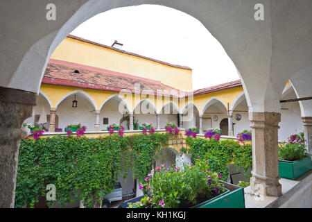 Körblerhaus inner courtyard, medieval house in Judenburg with arcades on octagonal columns, with pointed and pressed round arches from 16th century. Stock Photo