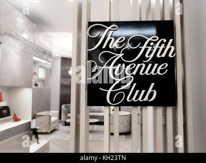 Saks off fifth hi-res stock photography and images - Alamy