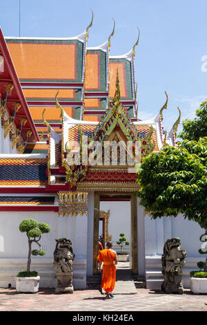 Monk walking through gateway, Wat Po, Wat Pho, Bangkok, Thailand Stock Photo
