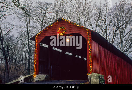 Pool Forge red covered bridge Christmas wreath and lights in Lancaster Co., PEnnsylvania, USA, Built in 1859, Amish country, FS 17.92. 300 ppi Stock Photo