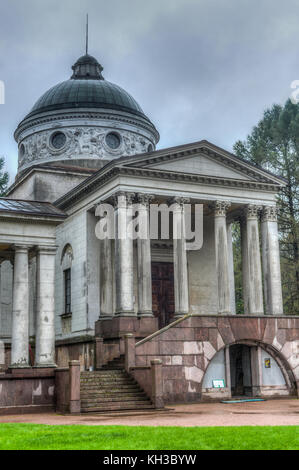 Museum-Estate of Arkhangelskoe Palace. Yusupov family Temple and Burial Vault with the surrounding colonnade. A historical estate located 20 kilometer Stock Photo