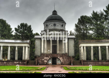 Museum-Estate of Arkhangelskoe Palace. Yusupov family Temple and Burial Vault with the surrounding colonnade. A historical estate located 20 kilometer Stock Photo