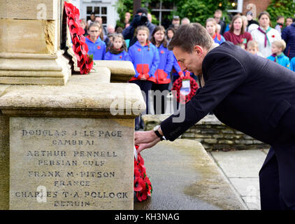 Conservative MP Jeremy Hunt laying a wreath at the war memorial during Remembrance Sunday, Haslemere, Surrey, UK. Sunday 12th November 2017. Stock Photo