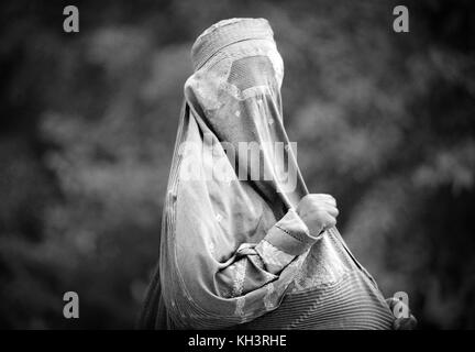 Afghan refugee women wearing a burqa in a sreet close to a refugee camp in Peshawar. Pakistan. Date: 08/2000. Photo: Xabier Mikel Laburu. Stock Photo