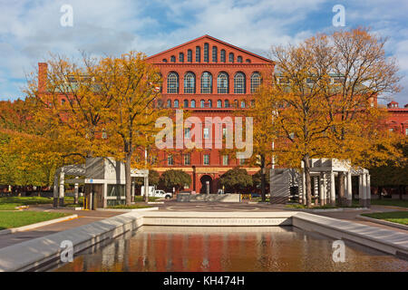 National Law Enforcement Officers Memorial pool and National Building Museum in Washington DC, USA. The museum reflection in the memorial pool on a cl Stock Photo