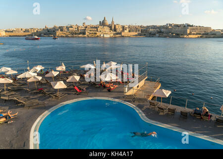 Pool des Hotel Fortina vor der Stadtansicht von Valletta, Malta  |  Hotel Fortina Pool and Valletta Cityscape, Malta Stock Photo