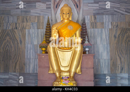 Golden sculpture of sitting Buddha in close up view at Wat Thai temple Sarnath, Varanasi, India. Stock Photo