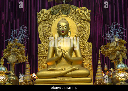 Golden statue of sitting Buddha in meditation at the Buddhist temple Mulagandhakuti vihara, Sarnath, Varanasi, India. Stock Photo