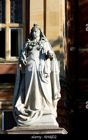 Queen Victoria statue outside the Town Hall, Leamington Spa, Warwickshire, England, UK Stock Photo