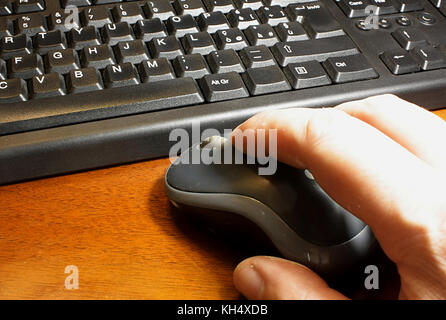 use the mouse on the computer Stock Photo
