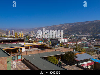 Rongwo monastery in front of the modern town, Tongren County, Longwu, China Stock Photo