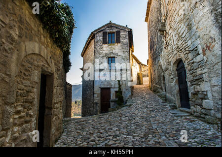 Vaucluse (84), Le Luberon. Parc naturel régional du Luberon. Le village de Lacoste. Ruelle pavée et ancienne boulangerie // France. Vaucluse (84), Lub Stock Photo