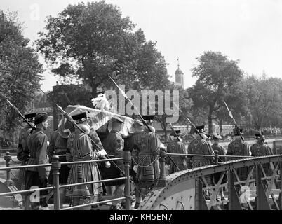 The flag-draped coffin, with Lord Wavell's Field Marshal's hat, is carried aboard the launch by bearers from the Black Watch. Escorting it are Yeoman Warders of the Tower. Stock Photo