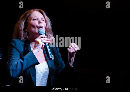 Linda Lavin Promotes Her New Cd Posibilities At Barnes Noble