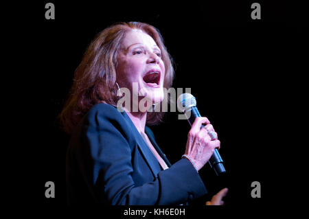 Linda Lavin Promotes Her New Cd Posibilities At Barnes Noble