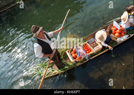 Vaucluse (84), Isle-sur-Sorgue. Marché flottant sur la rivière Sorgue // France. Vaucluse (84), Isle-sur-Sorgue. Floating market on the river Sorgue Stock Photo