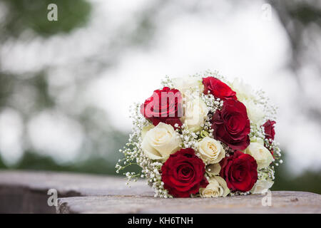 Brautstrauss weisse und rote Rosen Stock Photo