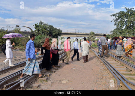 Dhaka, Bangladesh. 14th Nov, 2017. DHAKA, BANGLADESH - NOVEMBER 16, 2017: Pedestrians crossing the railway tracks at Dhaka when the approaching train is just seconds away from the level crossing, Dhaka, Bangladesh. The authorities have taken numerous steps to raise awareness about crossing streets and railway level crossings safely in Dhaka, but pedestrians continue to violate rules and put their lives at risk. Credit: SK Hasan Ali/Alamy Live News Stock Photo