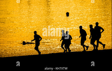 Las Palmas, Gran Canaria, Canary Islands, Spain. 16th Nov, 2017. Weather: Spanish military personnel from nearby naval base running on city beach in Las Palmas just after sunrise on a glorious Thursday morning on Gran Canaria Credit: ALAN DAWSON/Alamy Live News Stock Photo