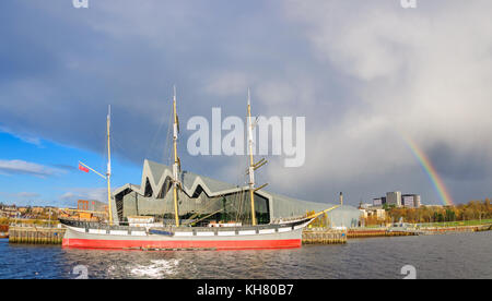 Glasgow, Scotland, UK. 16th November, 2017. UK Weather. A rainbow appears over the Riverside Museum and Tall Ship Glenlee on the banks of the River Clyde, on a bright day with sunny intervals and frequent light showers Credit: Skully/Alamy Live News Stock Photo