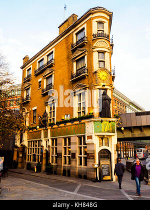 The Black Friar Pub is a traditional pub with Henry Poole's Art Nouveau reliefs reflecting the friary that once stood there- London, England Stock Photo