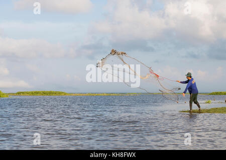 Thailand, Patthalung, Tale Noi, Fisherman with cast net *** Local Caption  *** asia,cast net fishing,lake,human activities,eating Stock Photo - Alamy