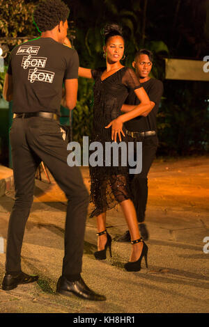 Modenschau im Garten des Casa de la Amistad, Havanna, Kuba Engl.: Cuba, Havana, Casa de la Amistad, fashion show, cuban models Stock Photo