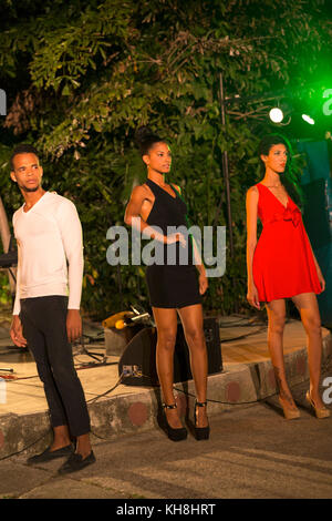 Modenschau im Garten des Casa de la Amistad, Havanna, Kuba Engl.: Cuba, Havana, Casa de la Amistad, fashion show, cuban models Stock Photo