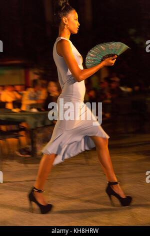 Modenschau im Garten des Casa de la Amistad, Havanna, Kuba Engl.: Cuba, Havana, Casa de la Amistad, fashion show, cuban models Stock Photo