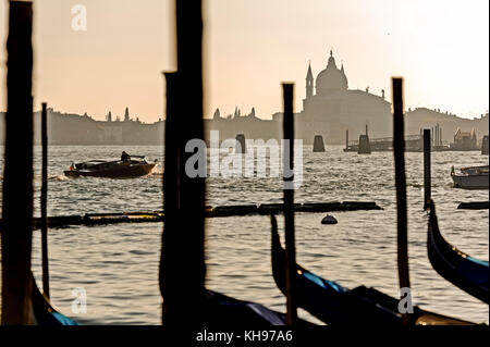 Italie. Venetie. Venise. Le lagon et la basilique Santa Maria Della Salute // Italy. Venetie. Venice. The lagoon and the basilica Santa Maria Della Sa Stock Photo