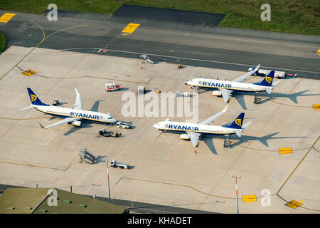 Aircraft of the airline Ryan-Air at the airfield, Weeze Airport, Düsseldorf, North Rhine-Westphalia, Germany Stock Photo