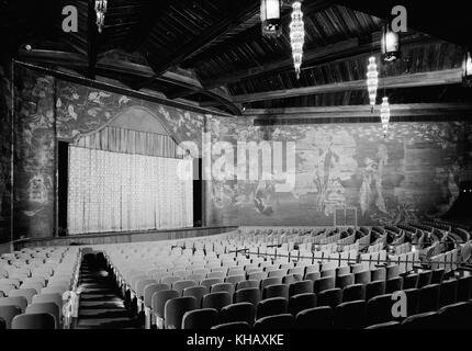 Interior view of the Paramount Theatre in Palm Beach, Florida. The historic movie palace was built in 1926 and designed in the Moorish Revival and Spanish Colonial Revival style by Joseph Urban as a silent movie theater just prior to the advent of 'talkies'. (Photo c1972) Stock Photo