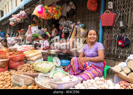 Fröhliche Verkäuferin auf dem Markt in Yangon oder Rangun, Myanmar , Asien |  laughing sales woman on the street market in Yangon  or Rangoon, Myanmar Stock Photo