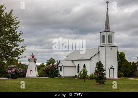 Manitowaning Lighthouse and church. Manitowaning, Manitoulin Island, Ontario, Canada. Stock Photo