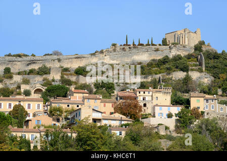 View of the Village of Saint Saturnin-les-Apt near Apt, from the East, with Hilltop Chapel and Castle Ruins, Vaucluse, Luberon, Provence, France Stock Photo