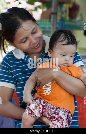 Mother and child, Ta Chet village, Somroang Yea Commune, Puok District, Siem Reap Province, Cambodia Stock Photo