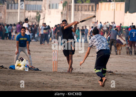 Playing beach cricket late afternoon, Juhu Beach, Mumbai Stock Photo