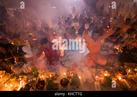 Dhaka, Bangladesh. 14th Nov, 2017. Devotees attend prayer with burning incense and light oil lamps before break fasting during a religious festival called Rakher Upobash in Barodi, Near Dhaka, Bangladesh on November 14, 2017. Credit: Azim Khan Ronnie/Pacific Press/Alamy Live News Stock Photo