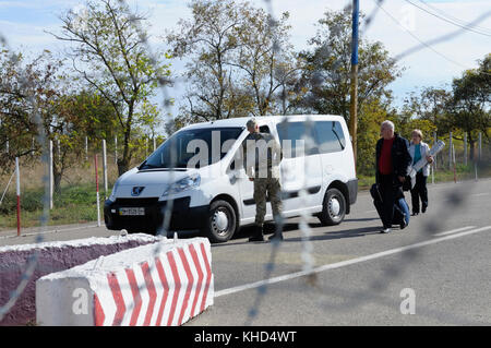 Border guard inspecting traveler’s car at the border crossing point Kalanchak. September 20, 2017. Khersonskaya oblast, Ukraine Stock Photo