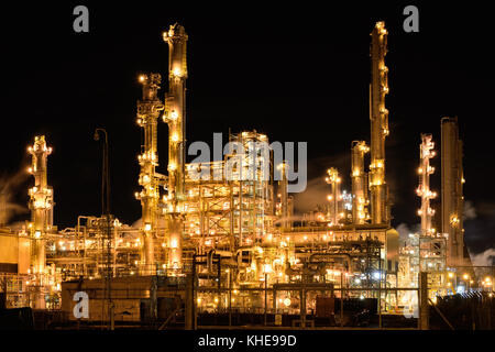 Night time view of the Ineos Grangemouth oil refinery and petrochemicals facility in STIRLINGSHIRE, Scotland, UK Stock Photo